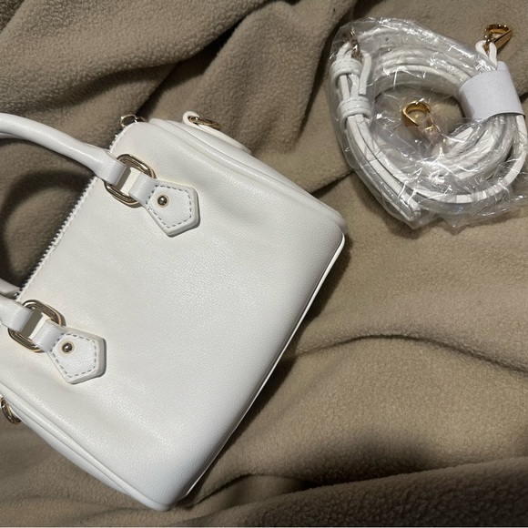 White mini faux leather dr bag style purse with removable strap - Picture 4 of 8